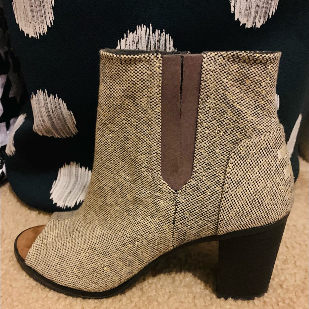 Toms 9.5 woven textured peep toe bootie with a solid block heel and gold thread